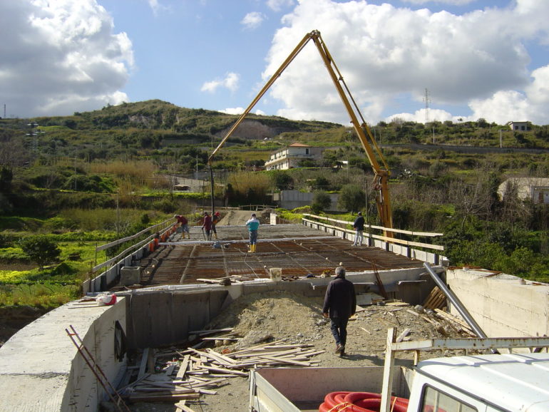 Strada e viadotto a Villafranca Tirrena