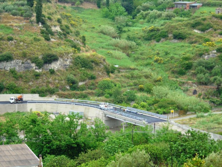 Strada e viadotto a Villafranca Tirrena