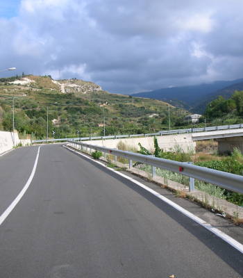 Strada e viadotto a Villafranca Tirrena