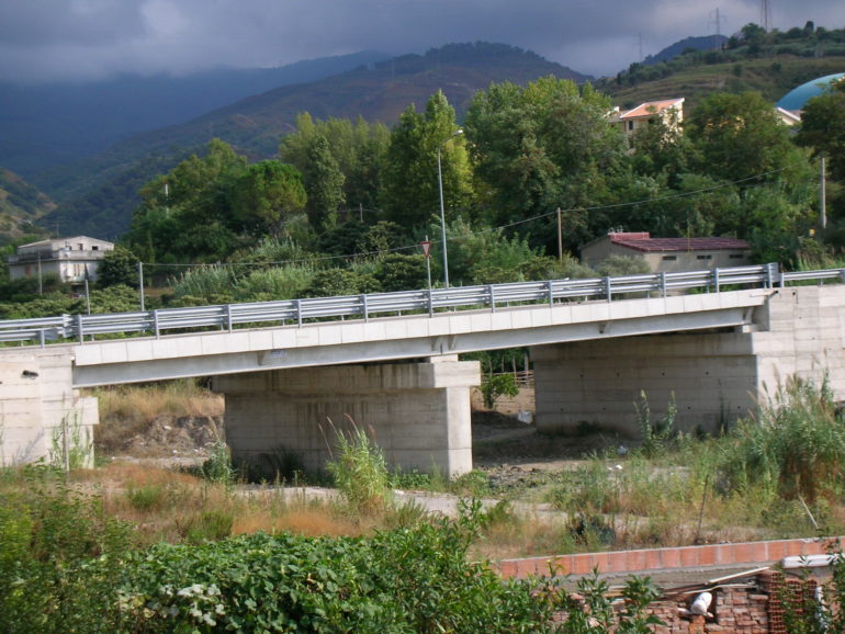 Strada e viadotto a Villafranca Tirrena