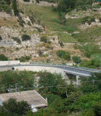 Strada e viadotto a Villafranca Tirrena
